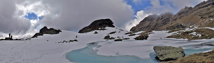Laghetto di Pietra Quadra (2116 m) in disgelo